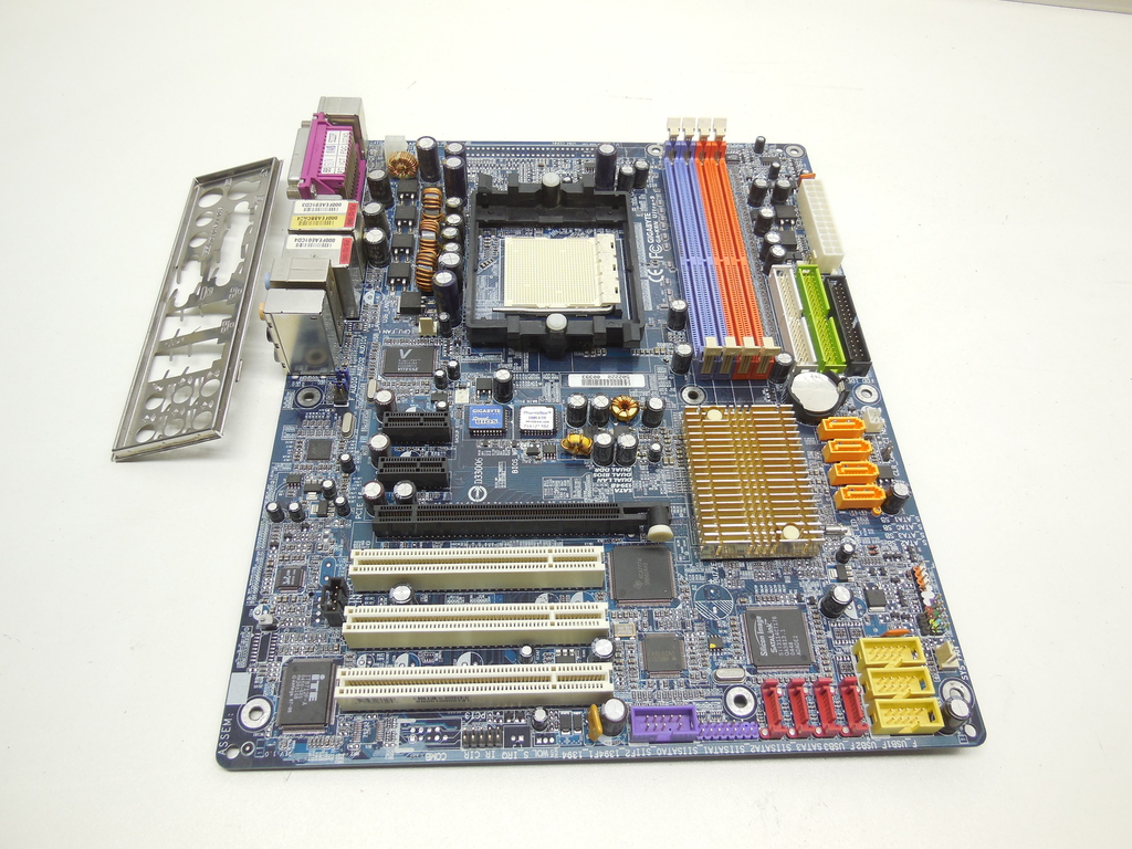 Материнская плата Socket 939 Gigabyte GA-K8N Ultra-9 Рамка задних портов в комплекте - Pic n 310142