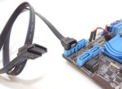 Кабель SATA угловой с металлическими зажимами 7pin